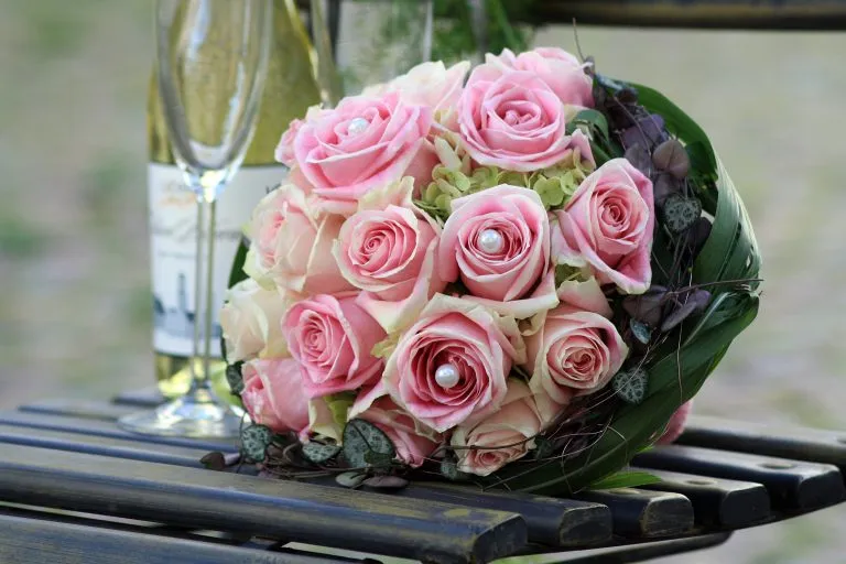 Runder Strauß aus rosa Rosen mit Perlen