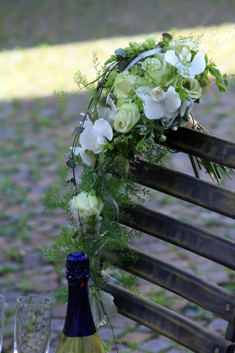 Brautstrauß als Wasserfall mit weißen Orchideen und Rosen