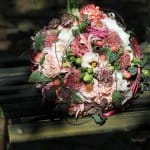 Runder Strauß in Rosa und Rot