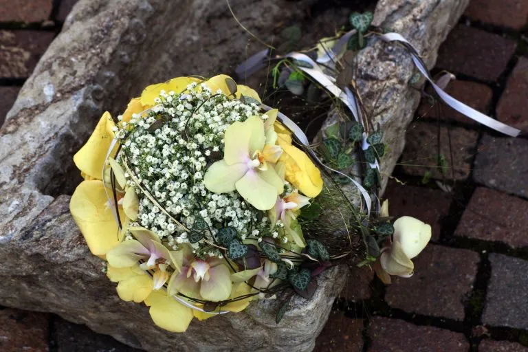 Strauß mit gelben Orchideen und Schleierkraut