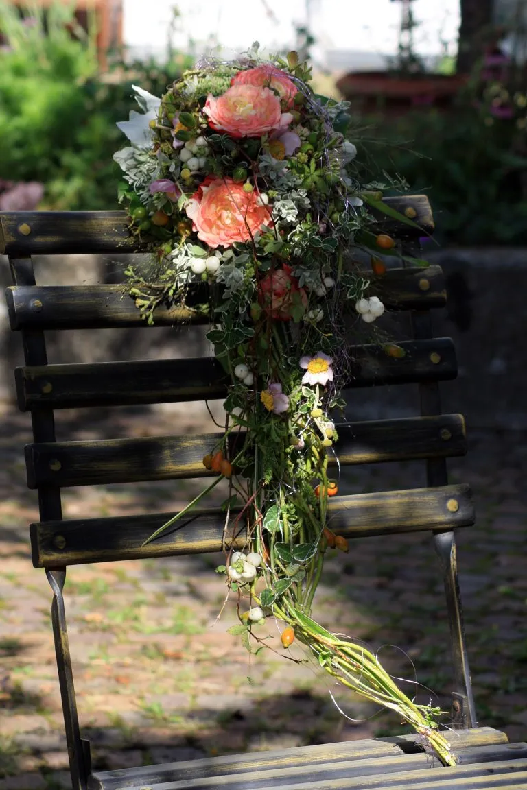 Fließender Brautstrauß mit Rosen in Apricot