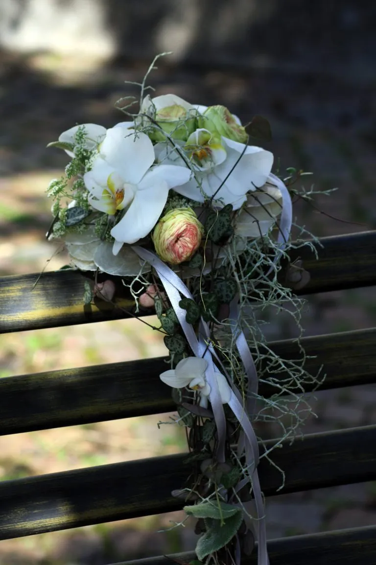 Brautstrauß mit weißen Orchideen