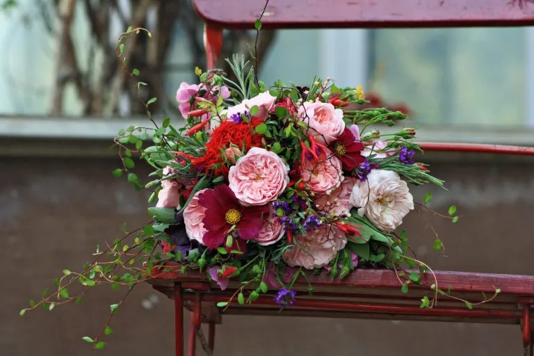 Gartenstrauß mit Rosen in Rot und Rosa
